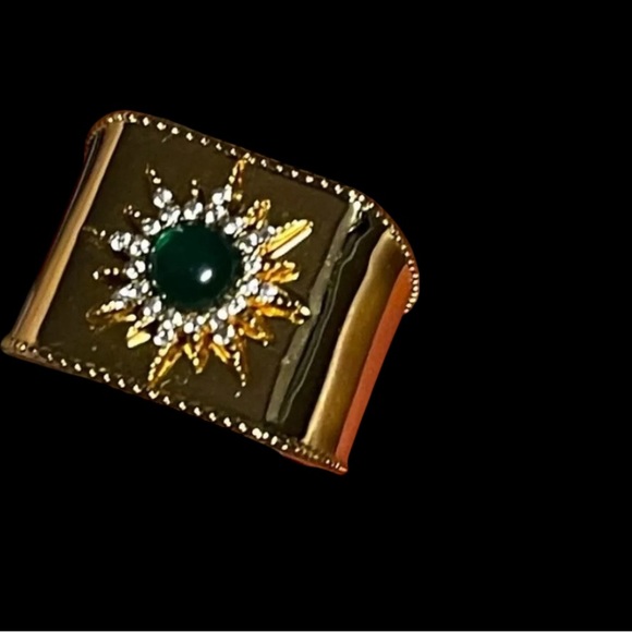 FASHION JEWELRY STAINLESS STEEL RING GOLD COLOR GREEN ZIRCONIA STONES SIZE 8 - Picture 4 of 6